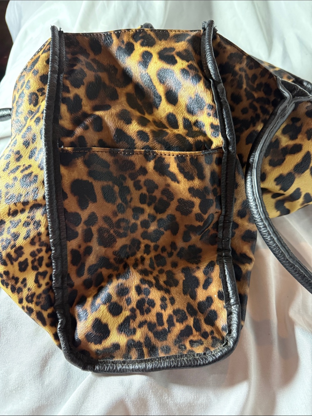 Neiman Marcus leopard print soft shoulder bag. - Picture 4 of 4